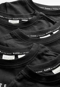 Četri melni kokvilnas T-krekli ar apaļām apkaklēm, ar baltām birkām, kurās iekļauts teksts "BAKER by TED BAKER" iekštelpā.