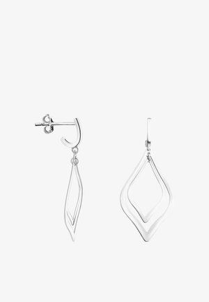 Boucles d'oreilles pendantes géométriques ton argent avec doubles cadres ouverts en forme de losange et fermoirs à tige sur fond blanc.