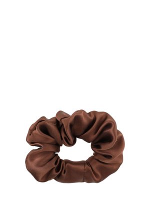 Bruine satijnen scrunchie met geplooide stof, ontworpen om het haar vast te maken in een zachte, elastische lus.