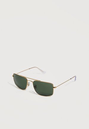 Lunettes de soleil rectangulaires à monture dorée avec des verres verts et des branches fines reposant sur une surface blanche.
