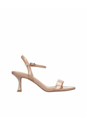 Beige slingback sandaal van lakleer met dunne enkelriem, open teen en gebogen kittenhak van gemiddelde hoogte.