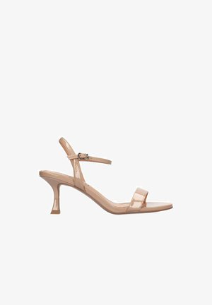 Sandalo slingback in vernice beige con sottile cinturino alla caviglia, punta aperta e tacco kitten medio curvo.