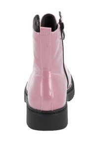 Botín de cuero sintético rosa con forro interior negro y cierre lateral. Punta redondeada y suela de goma. Textura suave y diseño elegante.