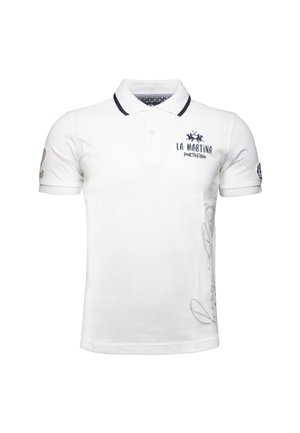 Polo bianco con collo, caratterizzato da dettagli in navy, logo ricamato e testo orizzontale sul lato destro.