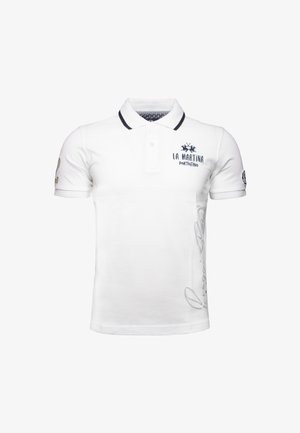 Weißes Polohemd mit kragenförmigem Ausschnitt, ausgestattet mit navyfarbenen Akzenten, gesticktem Logo und horizontalem Textdetail auf der rechten Seite.