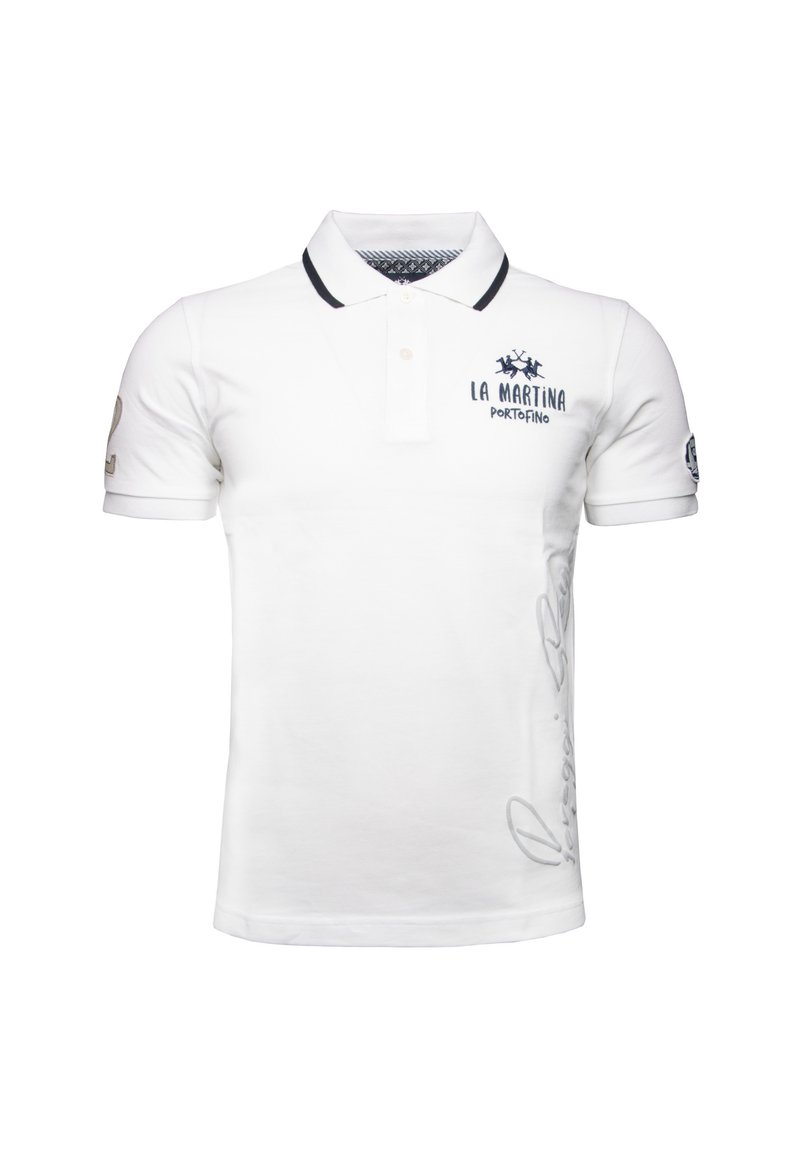 Bílá polo košile s límečkem, s námořnickými akcenty, vyšitým logem a horizontálním textovým detailem na pravé straně.