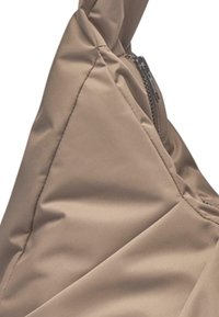 Beige Schultertasche mit einer glatten, gepolsterten Textur, ausgestattet mit einem Reißverschluss und einem dreieckigen Design. Hergestellt aus wasserabweisendem Material.