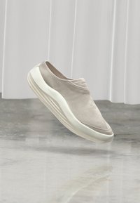 Неизбран, light iron ore/legend mid brown/swan