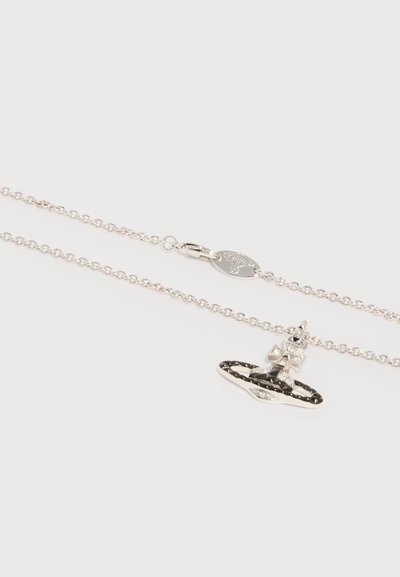 Ασημένιο κολιέ με αλυσίδα και κρεμαστό με υφή σε σχήμα σφαίρας, που στο πάνω μέρος έχει φιόγκο, τοποθετημένο επίπεδα σε ανοιχτό φόντο.