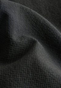 Dunkelgrauer Stoff mit feinem kleinen Karomuster, dargestellt mit Falten und Texturdetails.