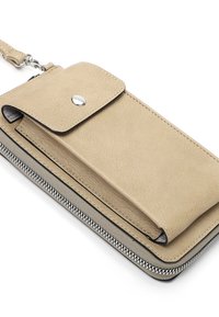 Beidzis ādas maku krēmkrāsā ar atloka aizdari, ar rāvējslēdzēja galveno nodalījumu un sudraba apdari. Gluda tekstūra un minimāls šuvums.