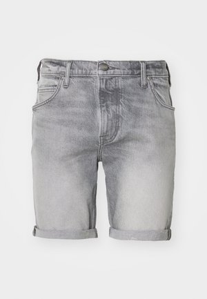 Shorts in denim grigio con rifinitura arrotolata, caratterizzati da un classico design a cinque tasche e chiusura a bottone in vita. Texture leggermente scolorita.