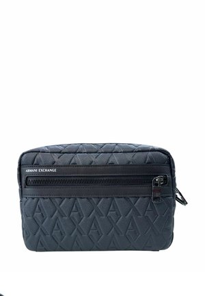 Neceser negro con cremallera hecho de material texturizado, que presenta un patrón grabado con el logo, un pequeño bolsillo en la parte frontal y un diseño elegante.