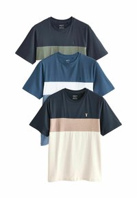 Tre kortærmede T-shirts i bomuldsblanding. Farver: marineblå, grøn og blå med vandrette farveblokmønstre. Hver har et lille logo.
