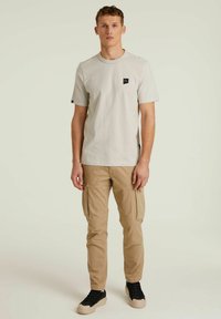 CHASIN' BRETT - T-shirt - bas - light grey