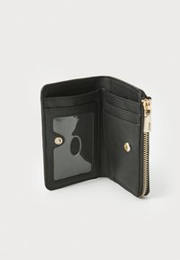 Portafoglio in pelle nera con chiusura a zip, scomparti interni per carte e finestra ID trasparente, con dettagli in metallo dorato.