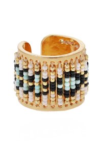 Bracelet à bracelet doré avec un travail de perles complexe en noir, blanc, menthe et or, avec une surface texturée et un design ouvert.