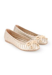 Bailarinas de oro trenzado con puntera redondeada, que presentan un detalle de lazo beige en la parte delantera. Forro interior suave y una suela baja y flexible.