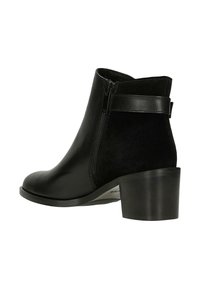Černé kotníkové boty vyrobené z hladké a semišové kůže, s bočním zipem, blokovým podpatkem a designem s kontrastním páskem.