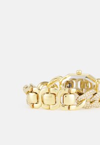 Goldfarbene Uhr mit einem schweren Kettenarmbanddesign, das polierte Glieder und einen Abschnitt mit klaren Kristallen aufweist. Quadratisches Ziffernblatt.