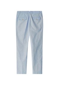 Jasnoniebieskie spodnie w paski o gładkiej fakturze tkaniny, z dwiema tylnymi kieszeniami z zapięciami na guziki i dopasowanym krojem.