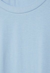 Tricou albastru deschis, fabricat dintr-un material moale, cu un decolteu rotund clasic și o textură netedă, uniformă, fără modele sau accente vizibile.