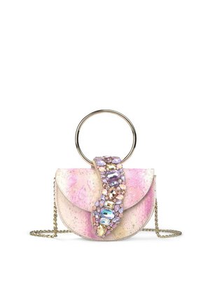Pequeño bolso rosa en forma de media luna con cadena dorada, asa circular grande dorada y correa vertical adornada con grandes piedras preciosas multicolores.