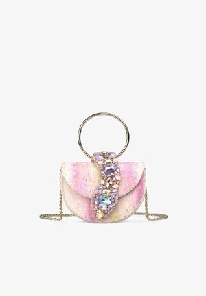Pequeño bolso rosa en forma de media luna con cadena dorada, asa circular grande dorada y correa vertical adornada con grandes piedras preciosas multicolores.
