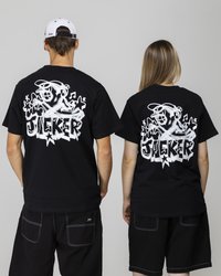 T-shirt nere con un grande design bianco in stile graffiti sulla schiena, che presenta un personaggio e il testo "JLEKER," indossate da due modelli.