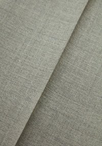 Grauer Stoff mit feiner, gewebter Textur. Der Stoff hat einen dezenten Schimmer und ist gefaltet, wodurch sein Fall und die leichte Qualität zur Geltung kommen.