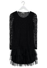 Vestido negro de encaje con mangas largas, escote redondeado y un dobladillo de volantes de tul en capas. Presenta un patrón de encaje texturizado en toda su superficie.