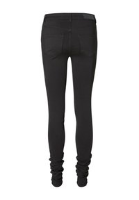 Jean skinny noir avec une texture lisse et une coupe ajustée, doté d'un design classique à cinq poches, de poignets froncés et d'une marque discrète.