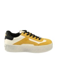 Gule og hvite semskede sneakers med svarte accenter, plattformsåle, rund tå, flate lisser og strukturert gummisåle.