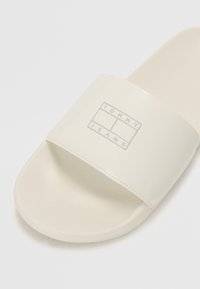 Tommy Jeans FLAG POOL SLIDE - Iešļūcenes - ivory