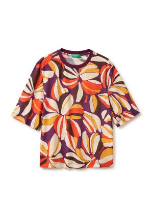 Kort shirt met groot abstract bloemmotief in oranje, crème, geel en bruin op een paarse achtergrond.