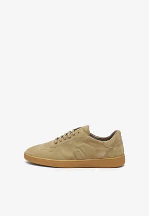 Beżowy zamszowy niski sneaker z zapięciem na sznurowadła i jasnobrązową gumową podeszwą, przedstawiony z boku na białym tle.