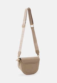 Borsa a tracolla beige con chiusura a pattina, dotata di una tasca frontale e una tracolla regolabile texturizzata con la scritta "VALENTINO". Finiture in oro.