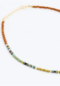 Collana di perline con perle circolari e esagonali multicolori, con un clasp e dettagli in catena in metallo dorato. Colori predominanti: marrone, verde, giallo.