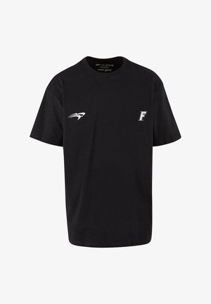 Sort bomulds T-shirt med korte ærmer, der har et hvidt ørnelogo på venstre bryst og et stiliseret 'F' logo på højre side.