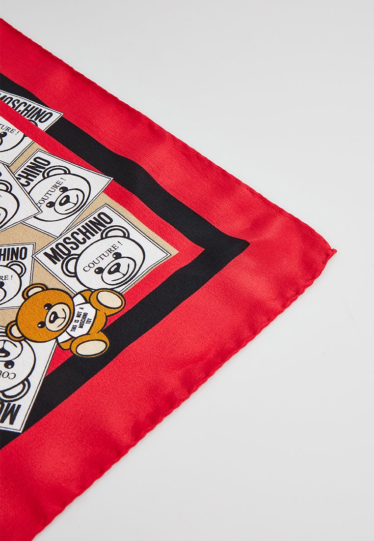 Roter Seidenschal mit Bärengrafiken und Logolabels in einem wiederholenden Muster, akzentuiert durch einen schwarzen rechteckigen Rand.