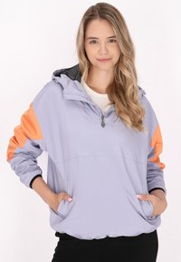 Lilla pullover jakke med orange detaljer, lynlås ved halsen, hætte og forlommer. Fremstillet af et glat, letvægtsstof.