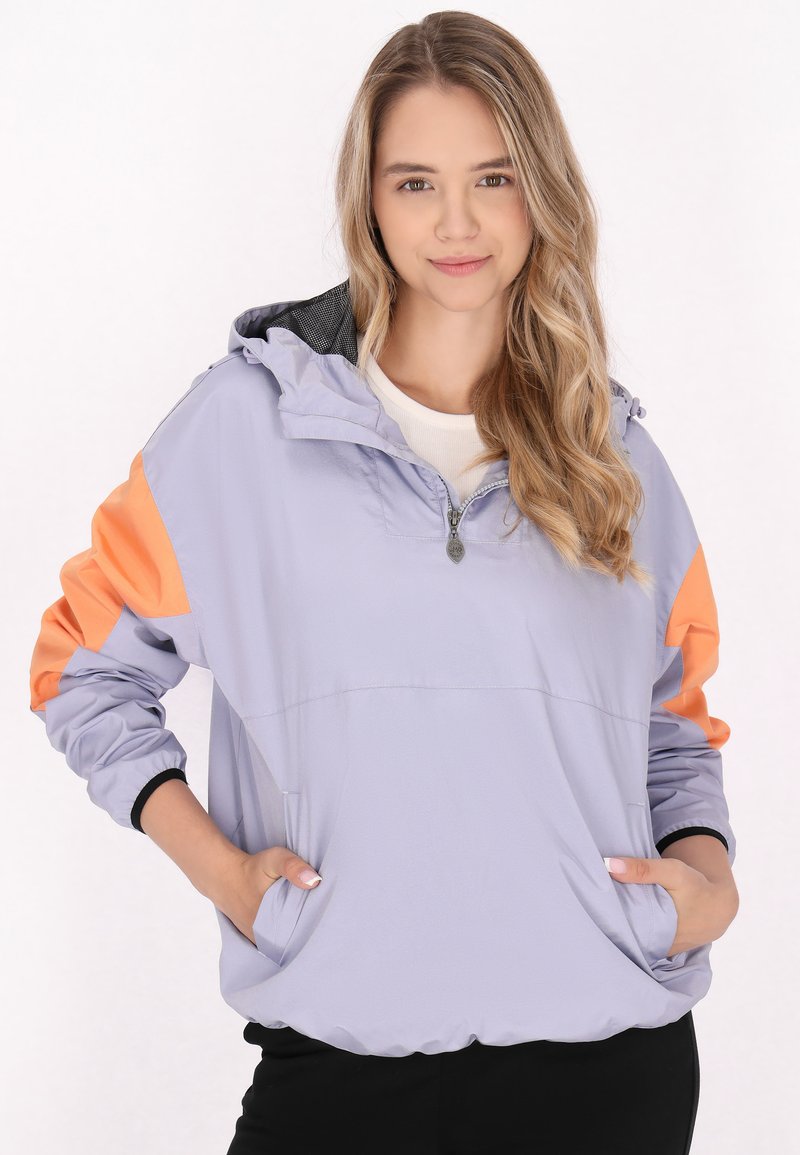 Lilla pullover jakke med orange detaljer, lynlås ved halsen, hætte og forlommer. Fremstillet af et glat, letvægtsstof.
