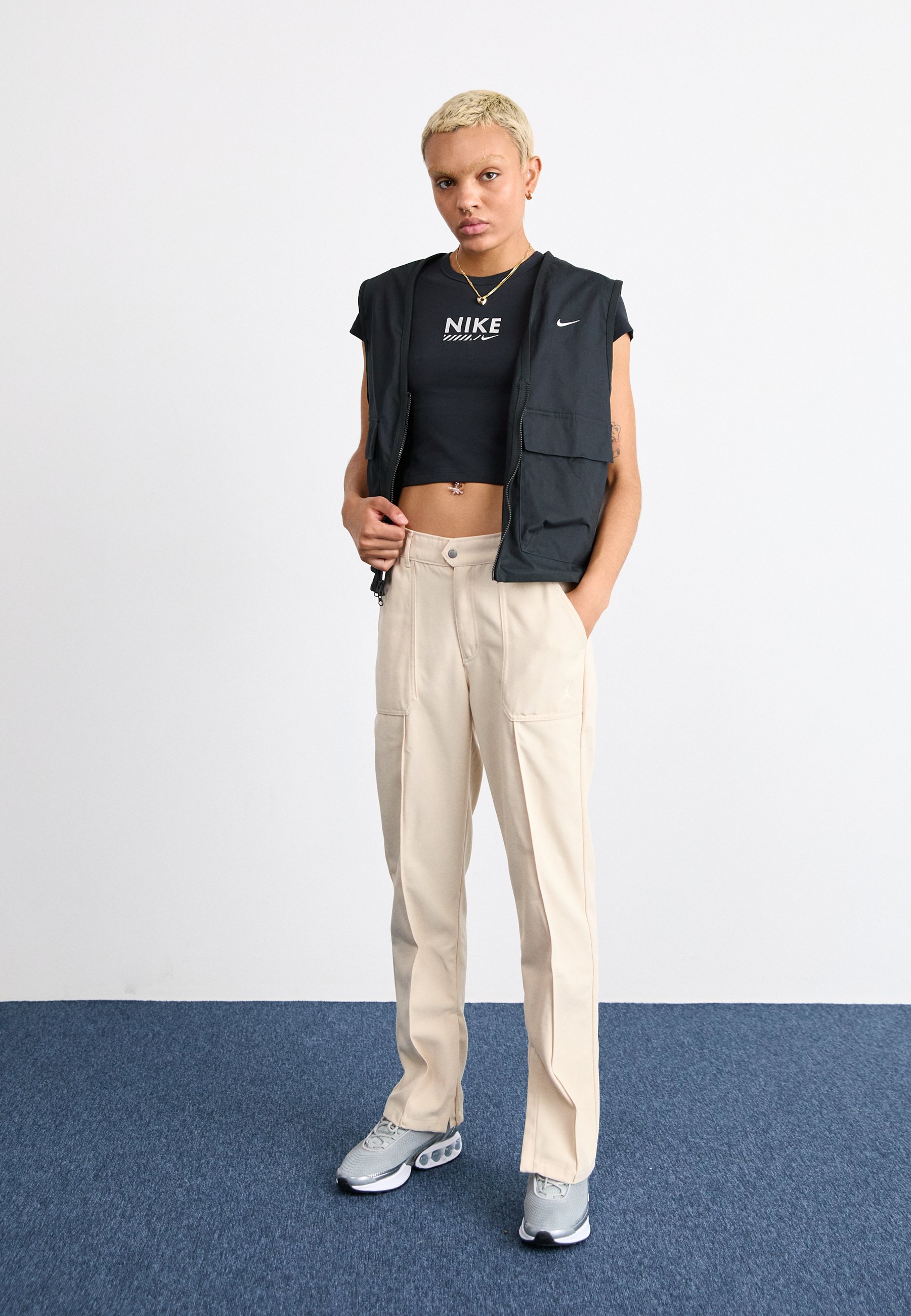 Nike Sportswear W NSW ESSTL WVN LSE CRGO VEST - Waistcoat - black