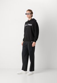 Les Deux CHARLES HOODIE - Jersey con capucha - black/white