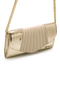 Borsa a mano dorata con pannello trapuntato crema, tracolla a catena e dettagli in rilievo. Forma rettangolare elegante e finitura liscia.