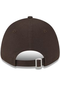 Brauner Baseballcap mit gebogenem Schirm, verstellbarem Riemen auf der Rückseite und Metallbeschlägen. Glatte Stofftextur mit Nähdetails.