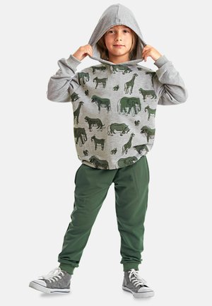 Grau Hoodie mit Tiermotiven in Grün, kombiniert mit dunkelgrünen Jogginghosen. Das Hoodie hat eine frontale Kängurutasche und eine Kapuze mit Zugband.