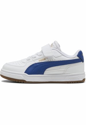 Biały sneaker Puma z niebieskim paskiem po boku, rzepem, sznurowadłami i gumową podeszwą, widoczny od strony wewnętrznej.