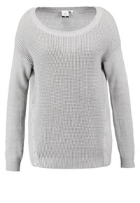 Pull tricoté gris clair avec encolure ronde, manches longues, et boutons décoratifs de chaque côté.