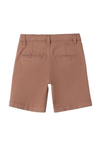 Pantaloni corti in cotone marrone con taglio dritto, dotati di due tasche posteriori e passanti per cintura. Tessuto liscio, lunghezza a metà coscia.